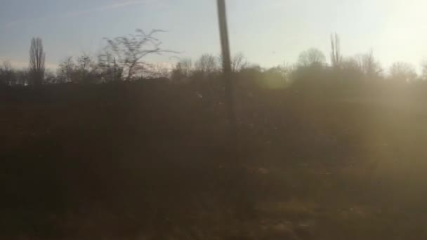 Widok na wioskę z zakurzonego okna pociągu. — Wideo stockowe
