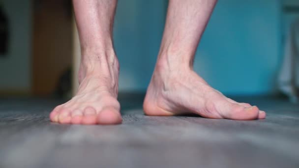 Na podłodze stoi krzywy plan męskich nóg.. — Wideo stockowe