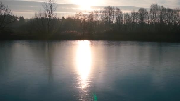 Fagyott tó télen. A nap visszaverődik a jégben.. — Stock videók