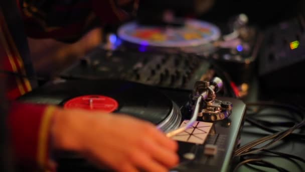 DJ plays vinyl record electronic music at a club party. — Stock Video