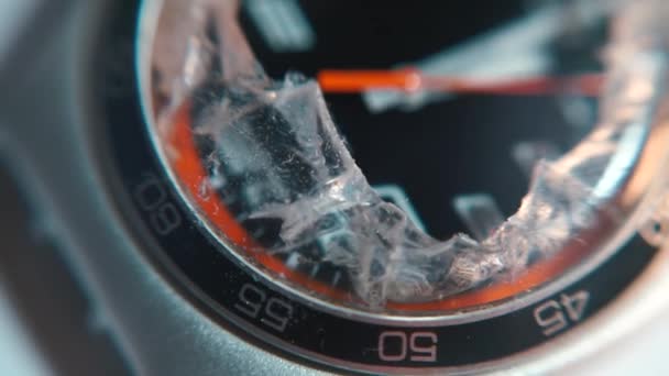 Närbild av krossat glas i en mekanisk klocka. — Stockvideo