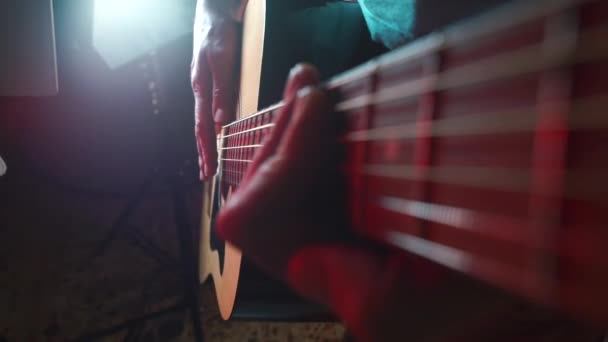 Un musicista con una chitarra si prepara a esibirsi sul palco . — Video Stock