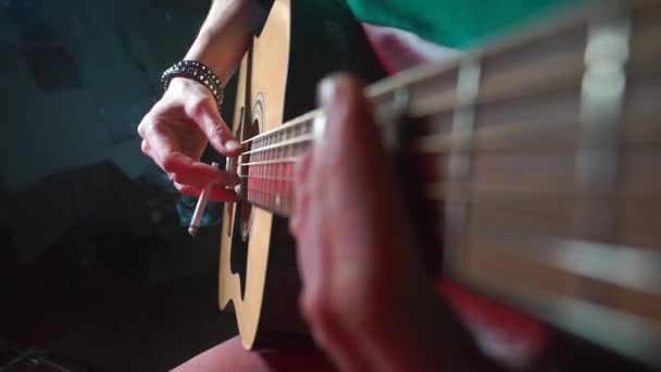 O músico com um cigarro nas mãos toca guitarra . — Vídeo de Stock