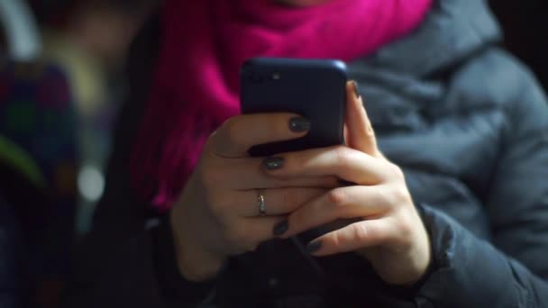 Una mujer en el transporte público usa un smartphone en sus manos — Vídeo de stock