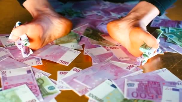 Primo piano dei piedi di una donna dominatrice in banconote in euro . — Video Stock