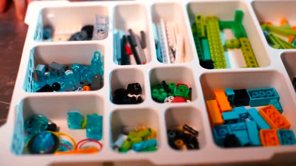 Primer plano de un diseñador de niños en una caja de plástico — Vídeos de Stock