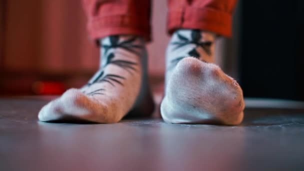 Primer plano de las piernas en calcetines con hojas dibujadas de marihuana — Vídeo de stock