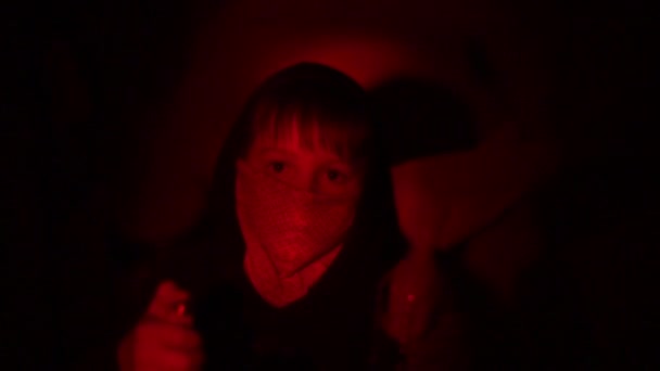 En tonåring med bandage i ansiktet försöker tända en tändare på natten — Stockvideo