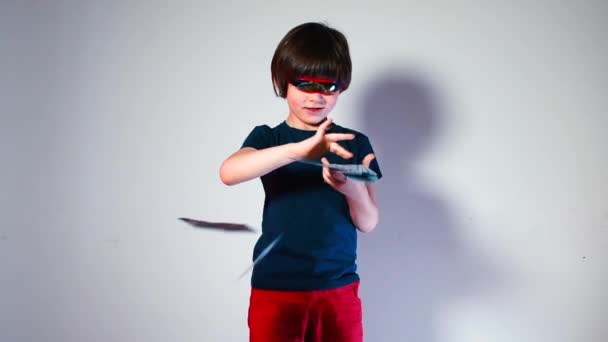Мальчик в современных очках разбрасывает доллары США — стоковое видео