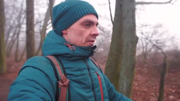Un divertido video blogger hace un video sobre talar árboles . — Vídeos de Stock