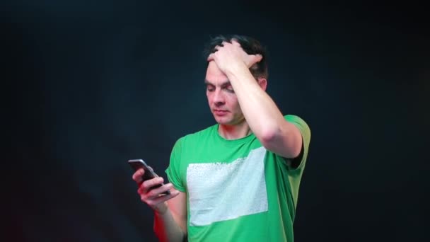 스마트폰으로 문자 메시지를 입력하는 남자의 사진. — 비디오