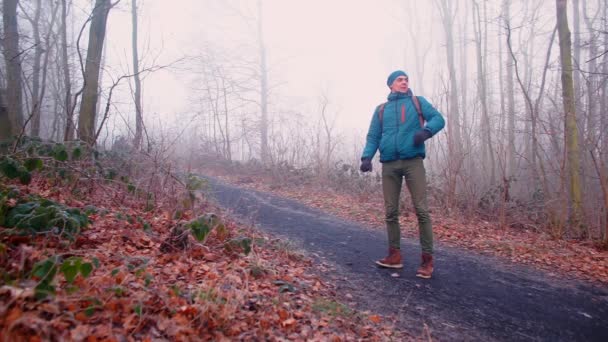 Un viajero masculino está caminando por el camino, mostrando un gesto juntos . — Vídeo de stock