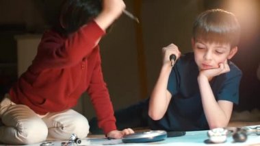 İki çocuk okulda elektrikli aletleri kırıyor..