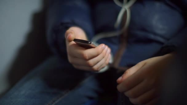 Close-up of the player hands of a teenager in public transport. — Stock Video
