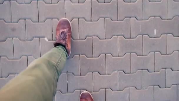 Un homme marche le long du trottoir . — Video