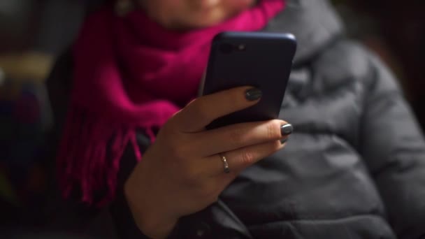 Primer plano de un smartphone en manos de una mujer en un autobús por la noche — Vídeos de Stock