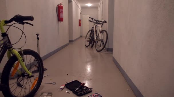 Un uomo gira una bicicletta prima di servire in un garage . — Video Stock