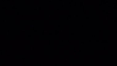 Bir sokak kabadayısı gece karanlığında çakmak yakar.