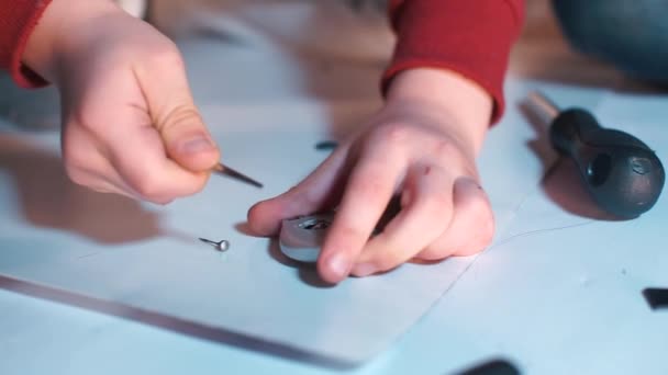 Primer plano de un niño manos rompiendo un reloj de pulsera . — Vídeos de Stock