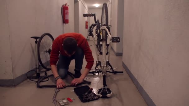 Ein Mann versiegelt ein Rad in einem Fahrrad. — Stockvideo