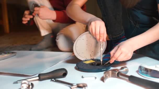 Schoolchildren are repairing an audio player. — Stock Video