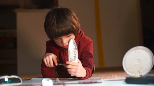 Il bambino fa riparazioni al telecomando dalla TV . — Video Stock