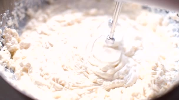 Palacsinta sütés közben gyúrt tészta közeli felvétele — Stock videók