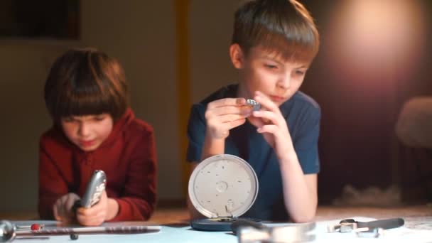 İki kardeş okulda elektrikli aletleri tamir ediyor.. — Stok video