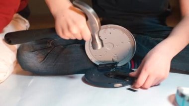 Mp3 oynatıcısının çekiçle çarpışına yakın plan.