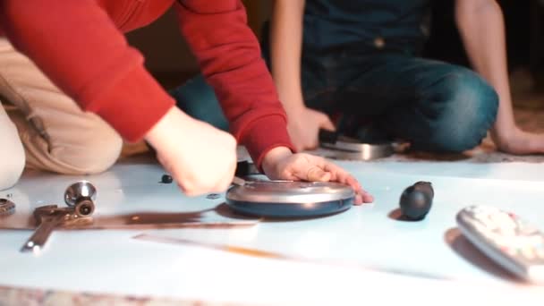 Kinder reparieren Elektrogerät im Sitzen. — Stockvideo