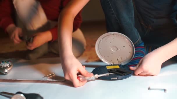 El niño hace la reparación de la pieza de repuesto del robot . — Vídeos de Stock