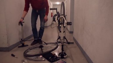 Garajda bisiklet tekerleği tamiri.
