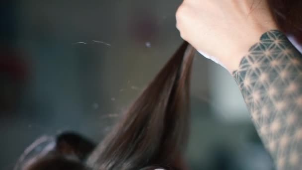 Le coiffeur fait des cheveux sur la tête devant les bigoudis . — Video