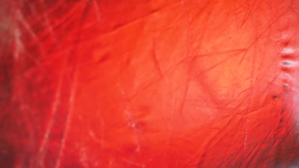 Fond fait d'effet bokeh de réflexion rouge sur le tissu . — Video