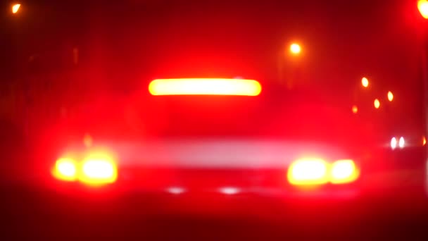 Bokeh effekten av baklyktorna i bilen på natten. — Stockvideo