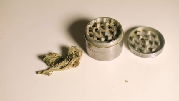 Detailní záběr brusky a marihuany. — Stock video