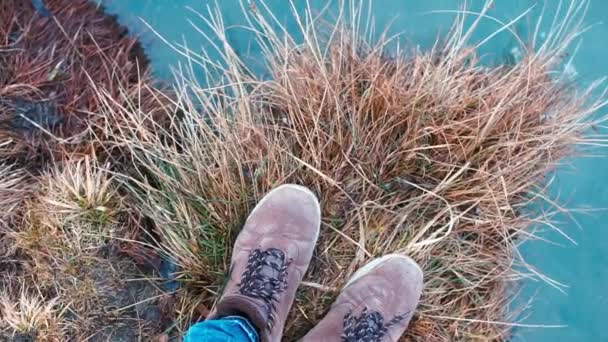 Primer plano de las piernas en la orilla del río en invierno . — Vídeos de Stock