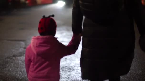 O professor leva as crianças à noite ao longo da rua no outono . — Vídeo de Stock
