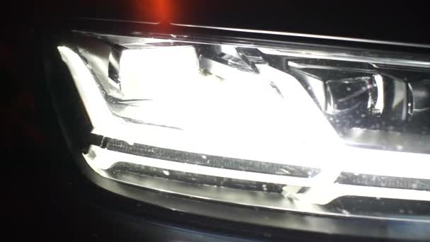 Detailní záběr reflektorů záchranného služebního vozu v noci — Stock video