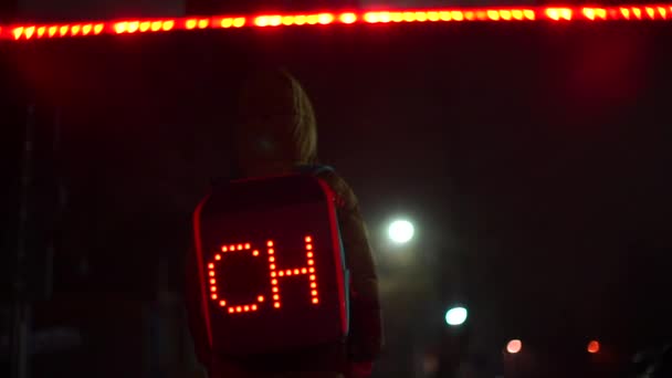 Втрачений школяр вночі стоїть біля вхідних воріт, чекаючи поліції . — стокове відео