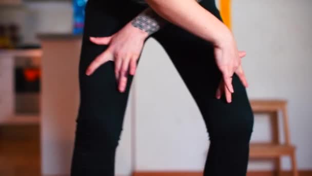 Танцівниця робить хіп-хоп танцювальні рухи руками та ногами . — стокове відео