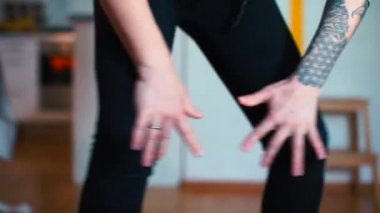 Bir kadın kolları ve bacaklarıyla dans eder.