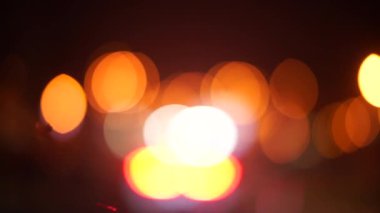 Bokeh etkisindeki parlak ampullerin hareketinden oluşan arkaplan