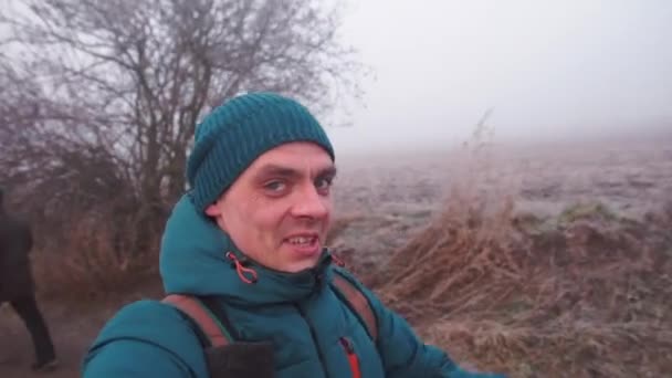 Bloger wideo robi film na zewnątrz w mglistej pogodzie. — Wideo stockowe