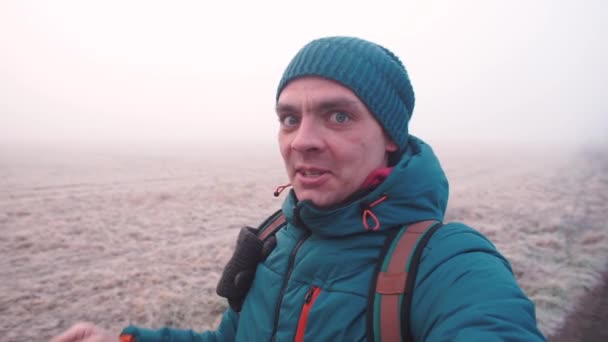 旅行者ビデオブロガーは霧の多い天気で記録を作ります. — ストック動画