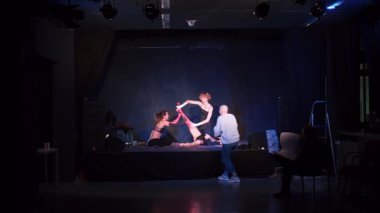 Feministler tiyatro sahnesinde gösteri yapıyorlar.. 