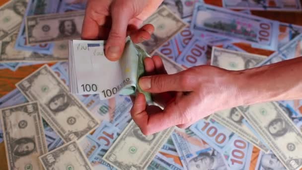 Closeup of the hands of a businessman counting euro banknotes. — Stok video