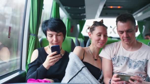ファミリー、 3人のパートナーは公共交通機関のバスに乗って自撮り. — ストック動画