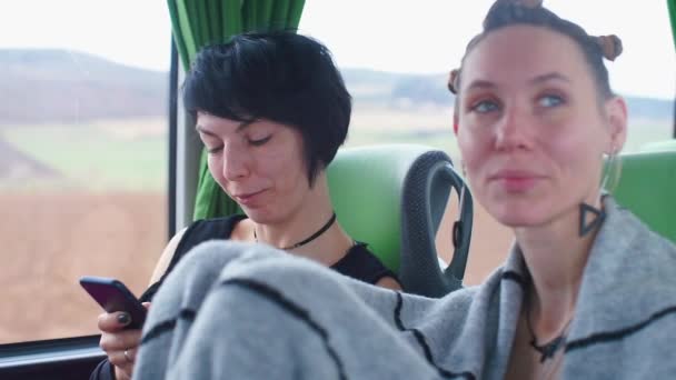 Две феминистки едут в автобусе в путешествие . — стоковое видео