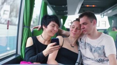 Bir grup insan turist otobüsüne biniyor..